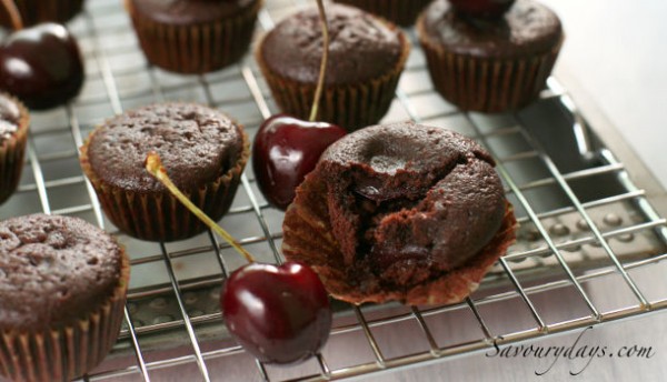 Cupcake sôcôla anh đào &amp; Bar/ tart chanh leo Savoury Days