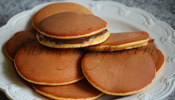 Cách làm Dorayaki (bánh rán Đô-rê-mon) xốp mềm - Savoury Days