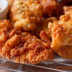Làm tức thì khoản cánh gà rán rán giòn như KFC giành riêng cho bé xíu mái ấm bạn