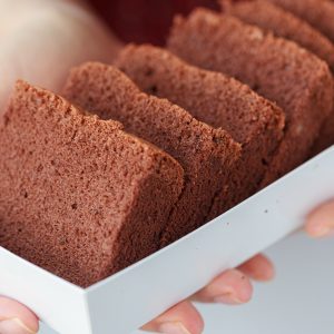 Cách thực hiện bánh bông lan socola vày nồi cơm trắng năng lượng điện thiệt dễ